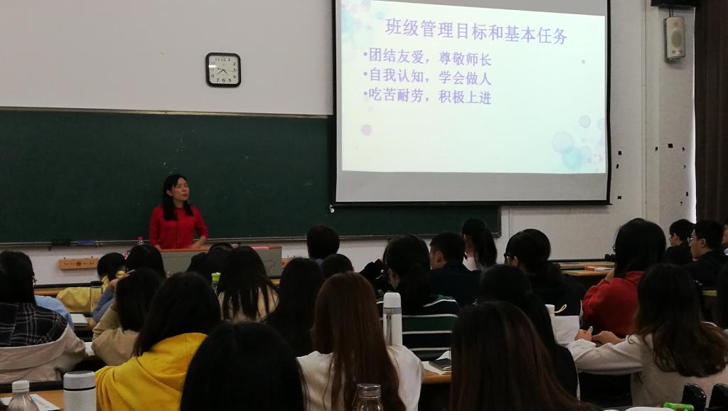 黄老师给同学们讲课