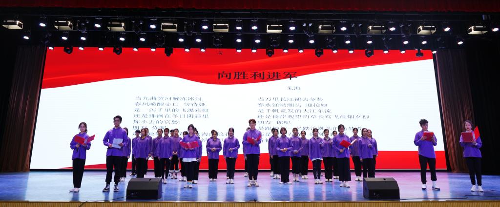 学生朗诵《向胜利进军》