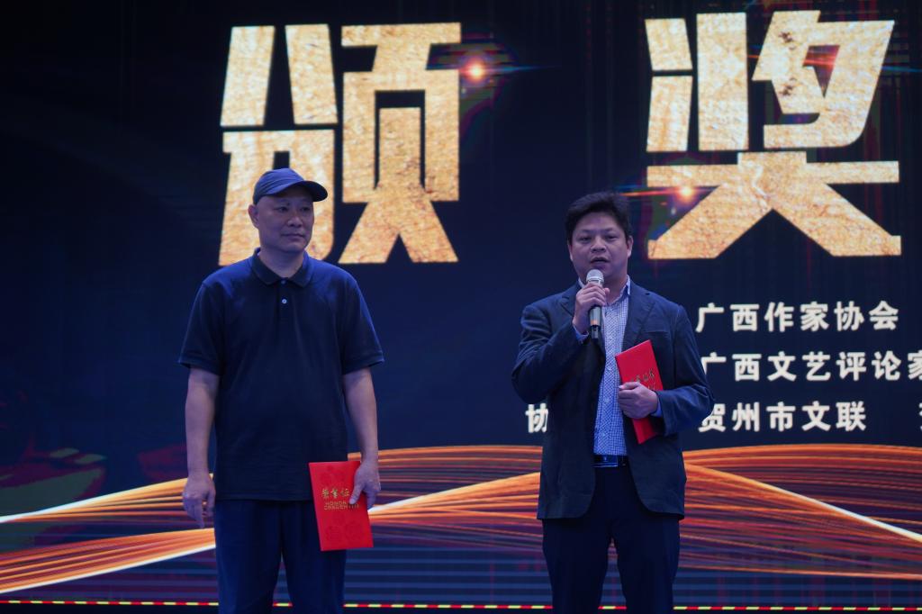 广西年度诗人获得者庞白(左一)、费城(左二)