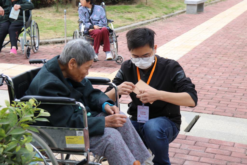 志愿者传递贺卡