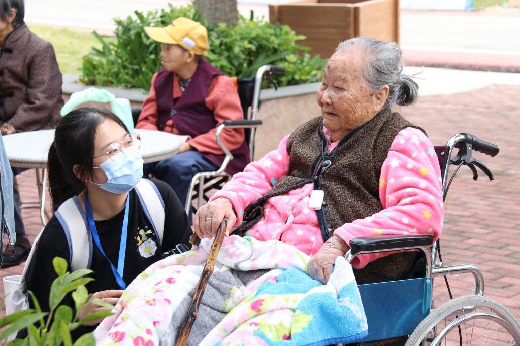 志愿者与奶奶畅谈过往今昔
