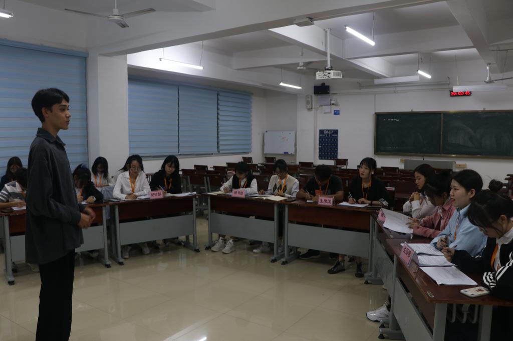 图为自律会招新面试现场
