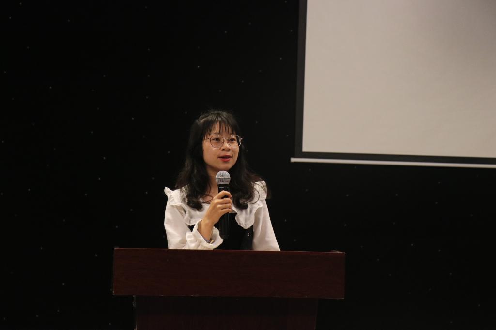 记者团指导教师段秋霞讲话