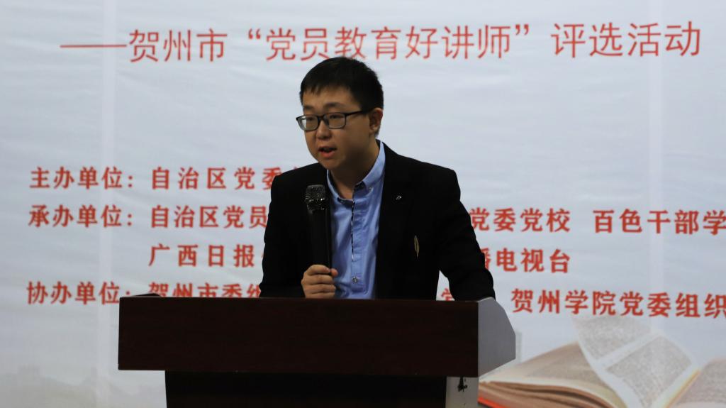 图为第八届自律会主席杨绍栋做工作总结