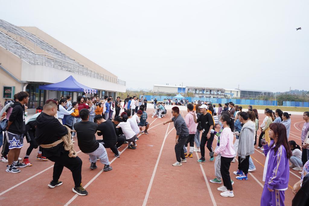 拔河比赛现场
