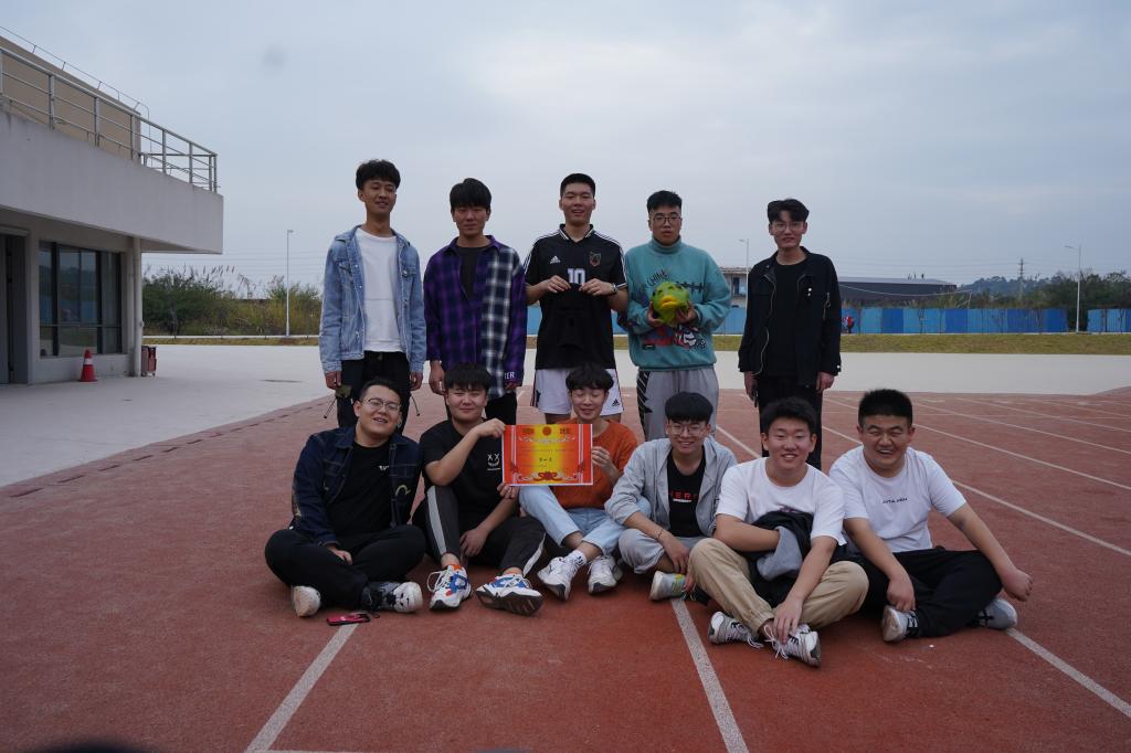 男子拔河第一名团体照