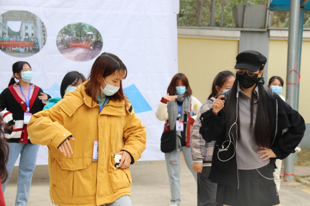 图为志愿者表演