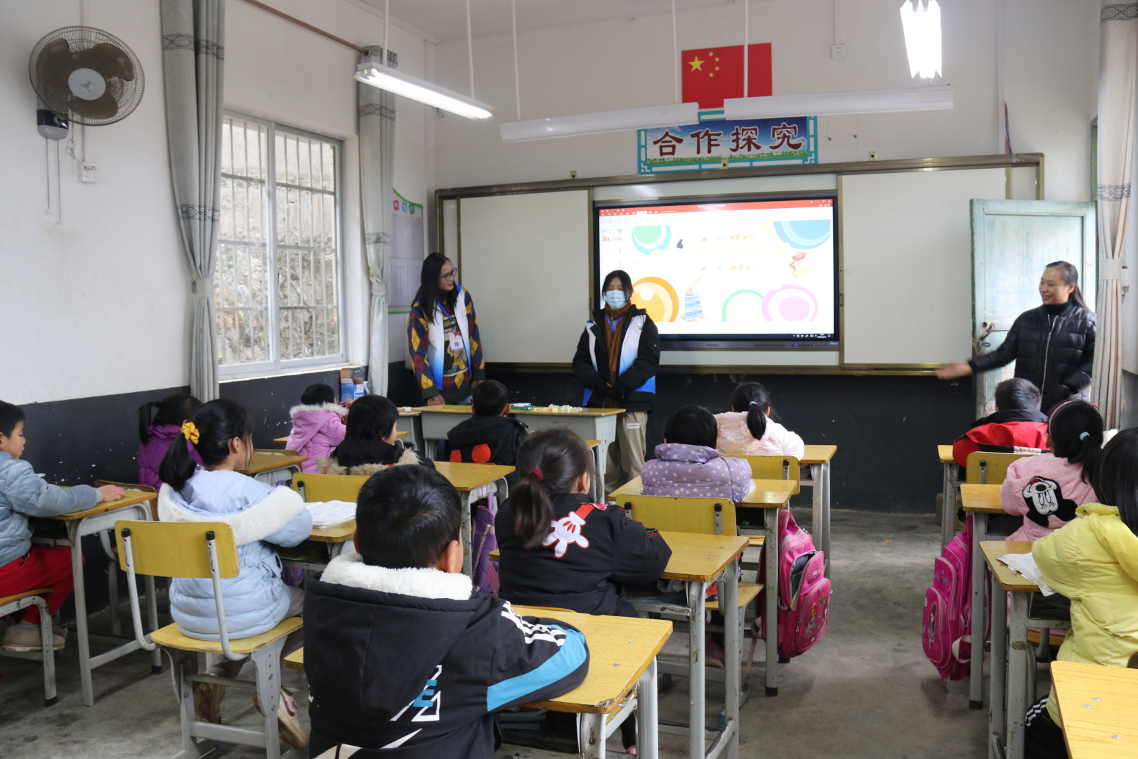 图为青年志愿者为孩子们授课