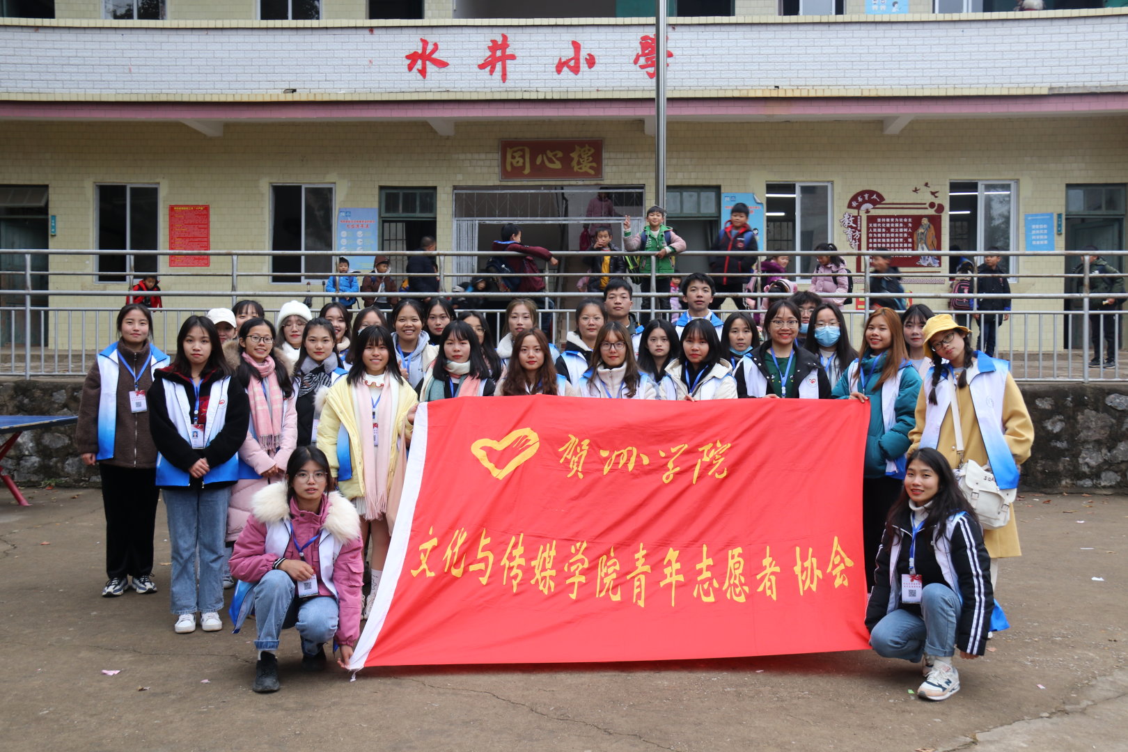 图为文传青协合影
