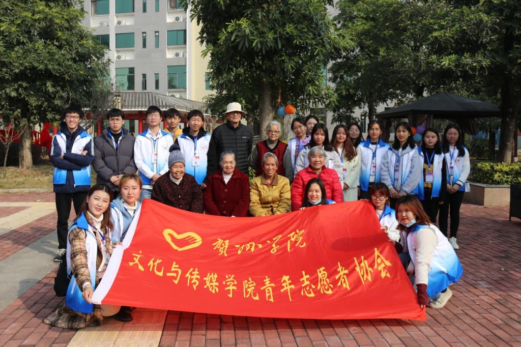 图为文传青协合影