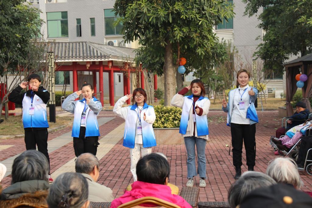 图为志愿者表演舞蹈