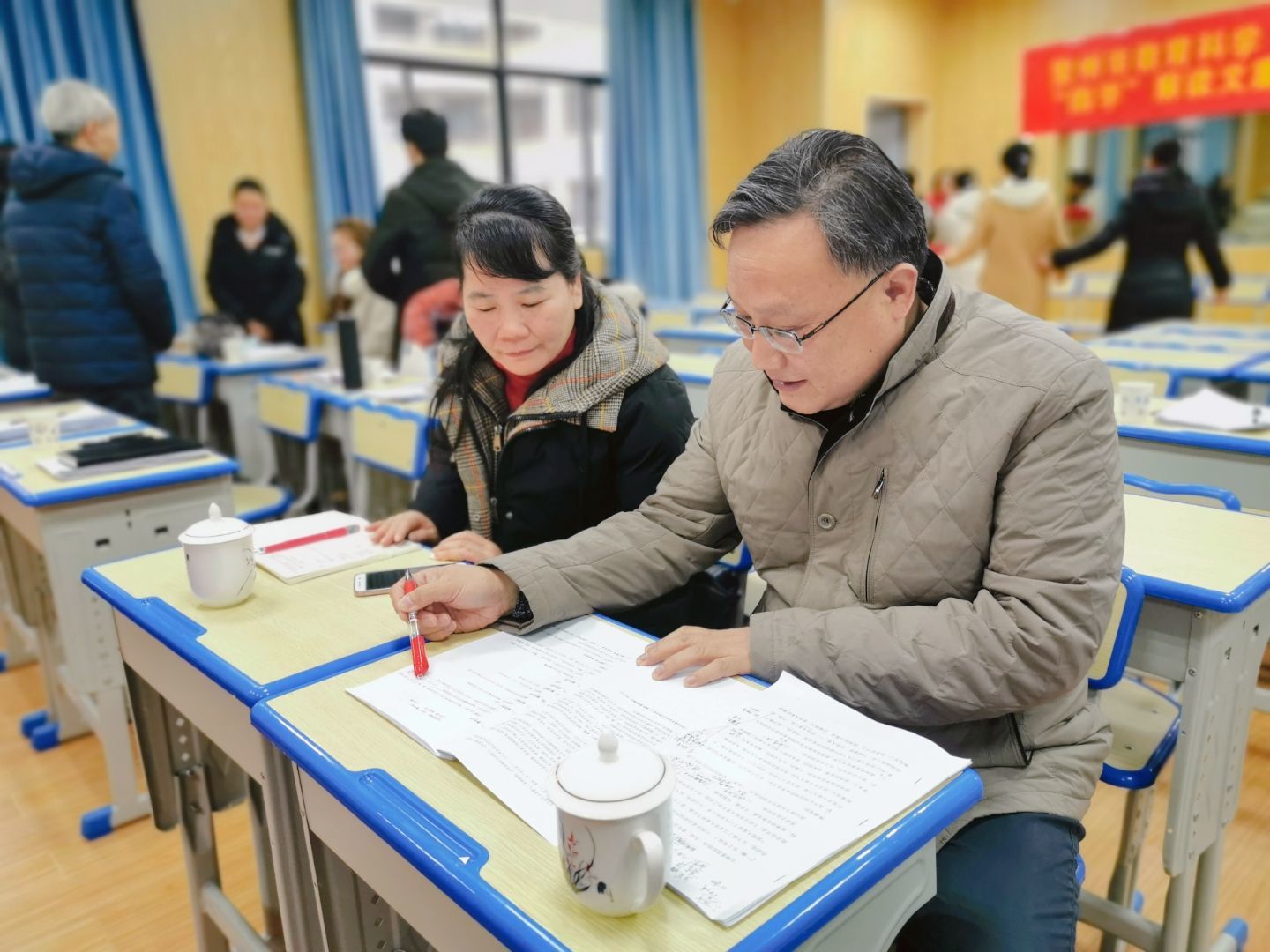 段双全教授(右一)与邓焕英主任(右二)交流