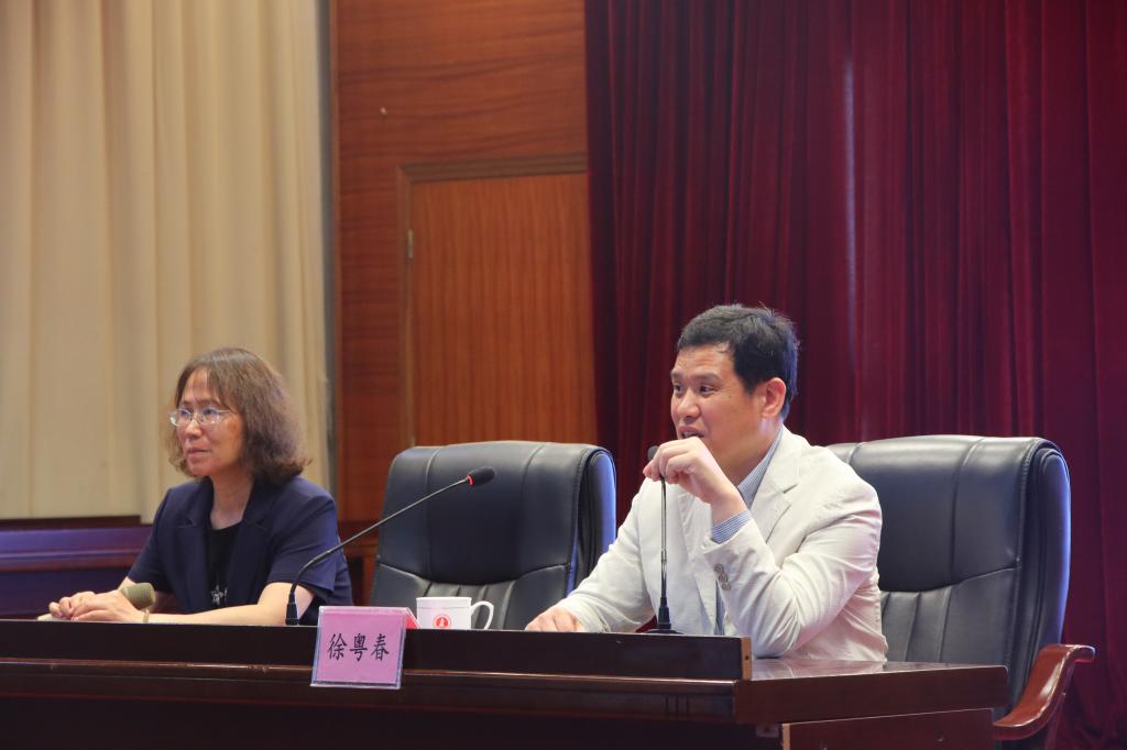 学校党委常委、副校长黎琼锋(左一)和中国文联文艺评论中心主任徐粤春(右一)