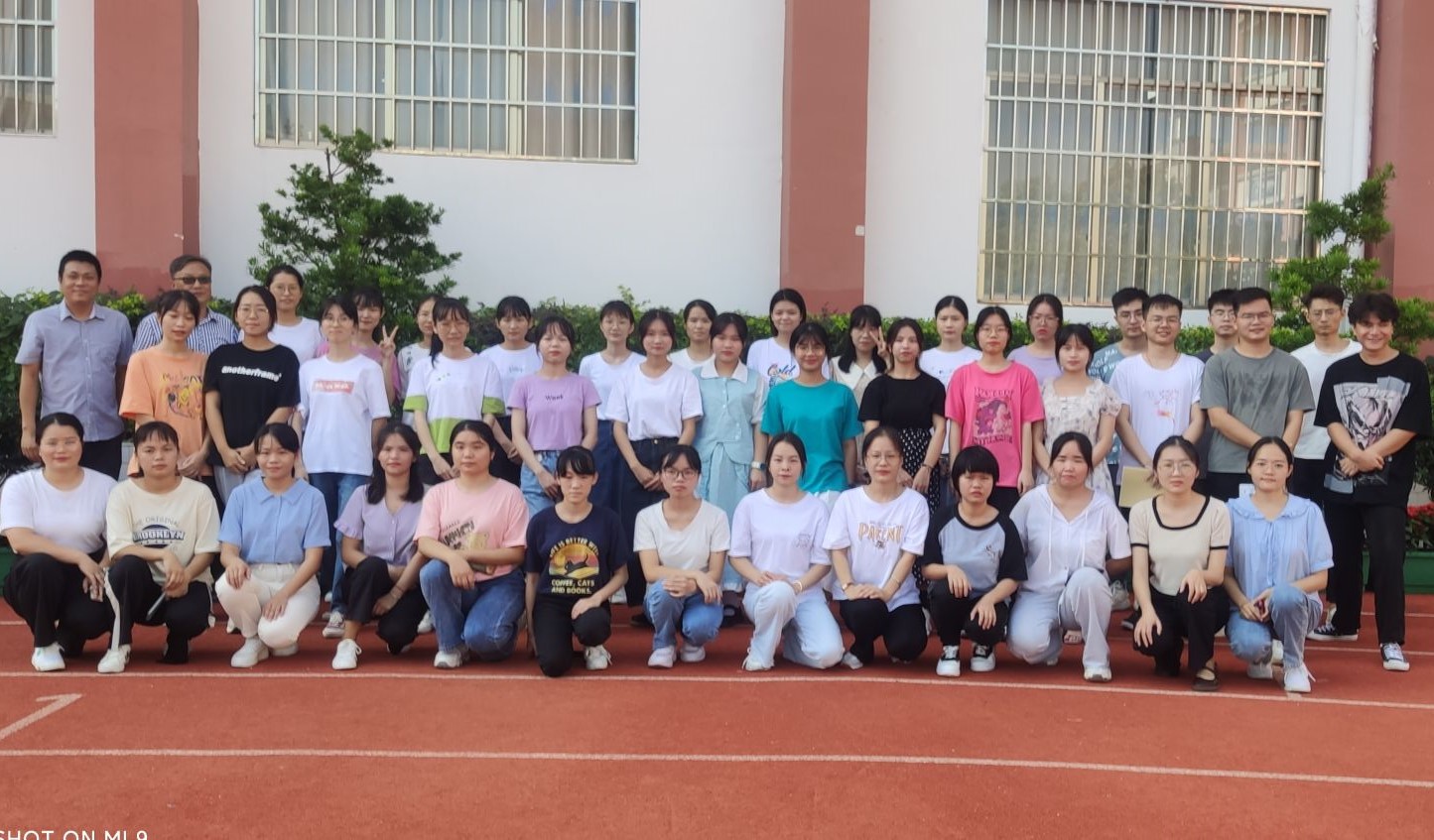 赴道石学校实习同学合照