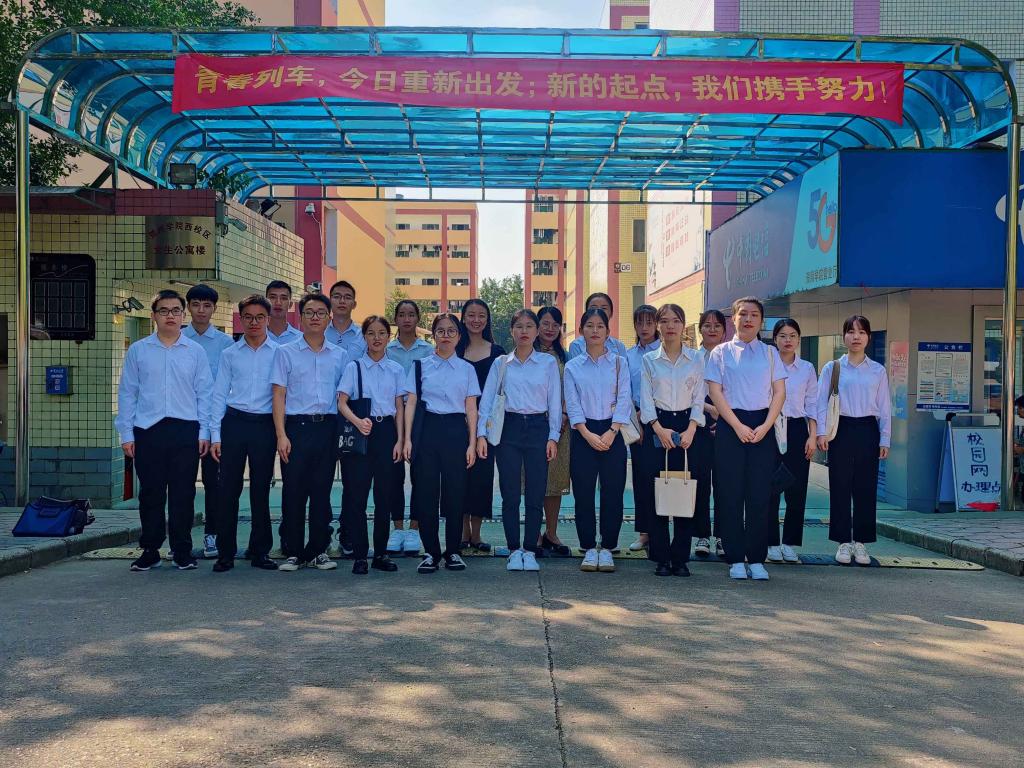 赴八步第一初级中学实习同学合照
