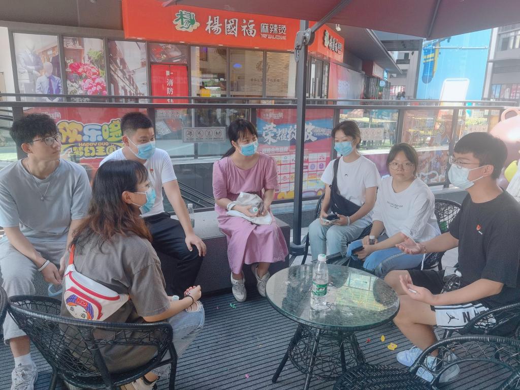 支部成员在观影后讨论观后感