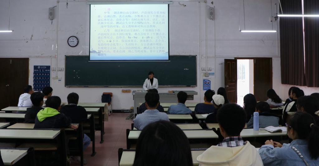 图为杜艳丽老师教学现场