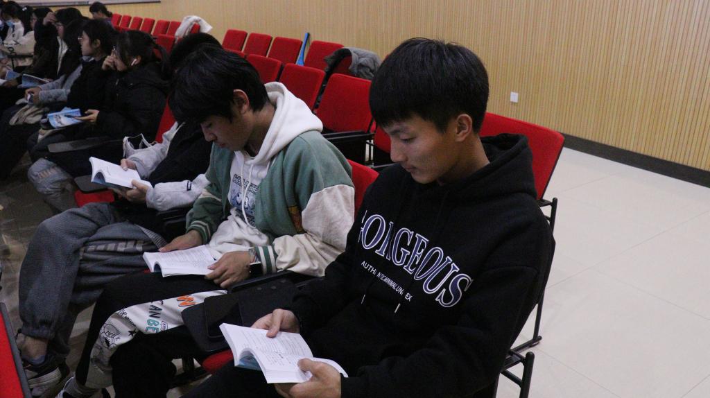 同学们认真学习《437必赢国际官方网站学生手册》