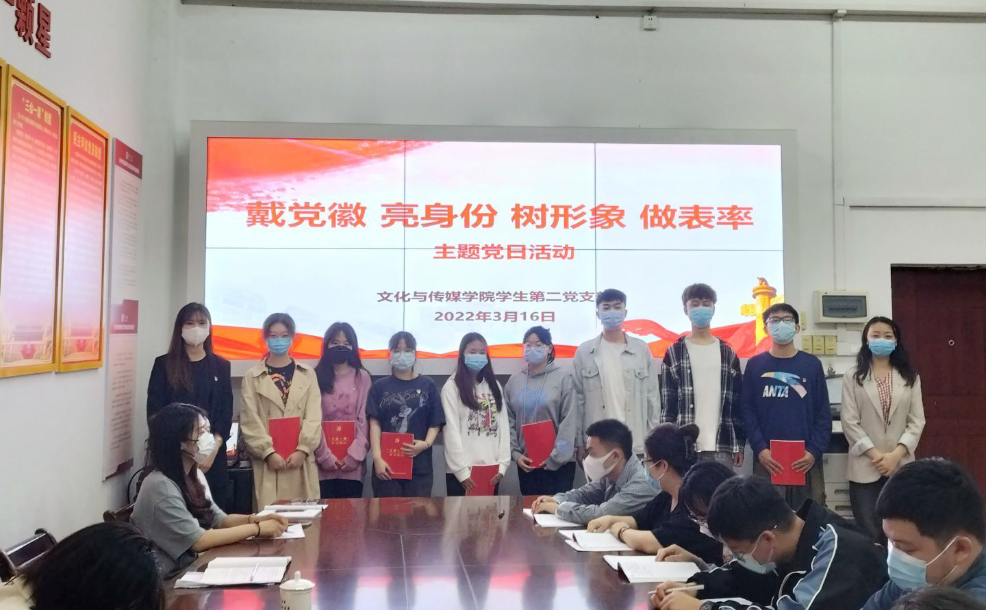 何婷书记(右一)与新党员合影