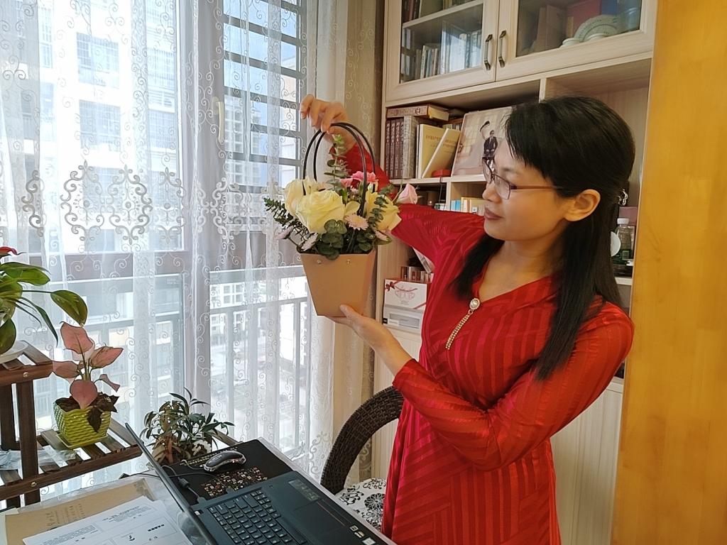 教师与插花作品合影