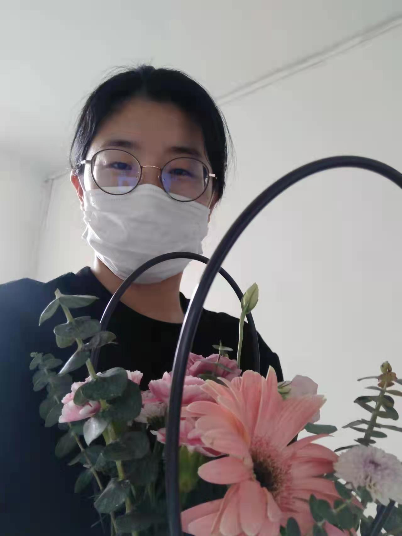 教师与插花作品合影