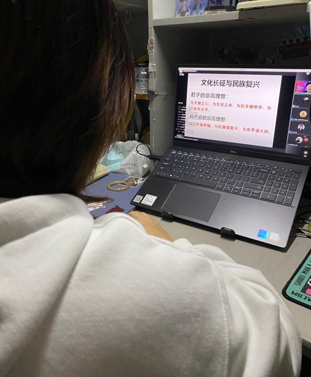 图为学生在宿舍观看讲座