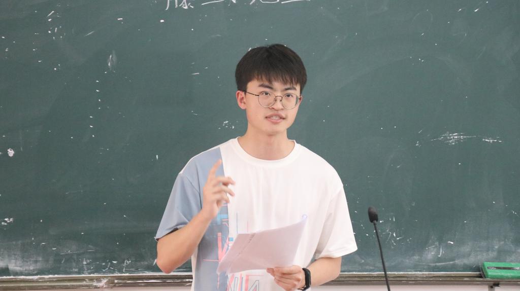 参赛选手讲授中