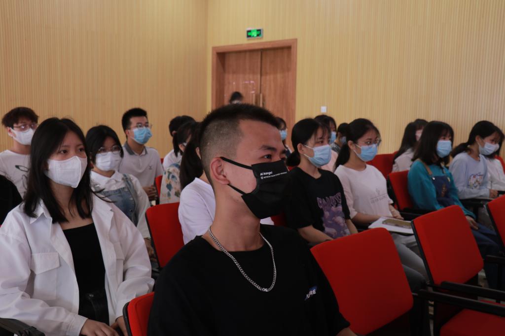 活动现场认真听课的学员
