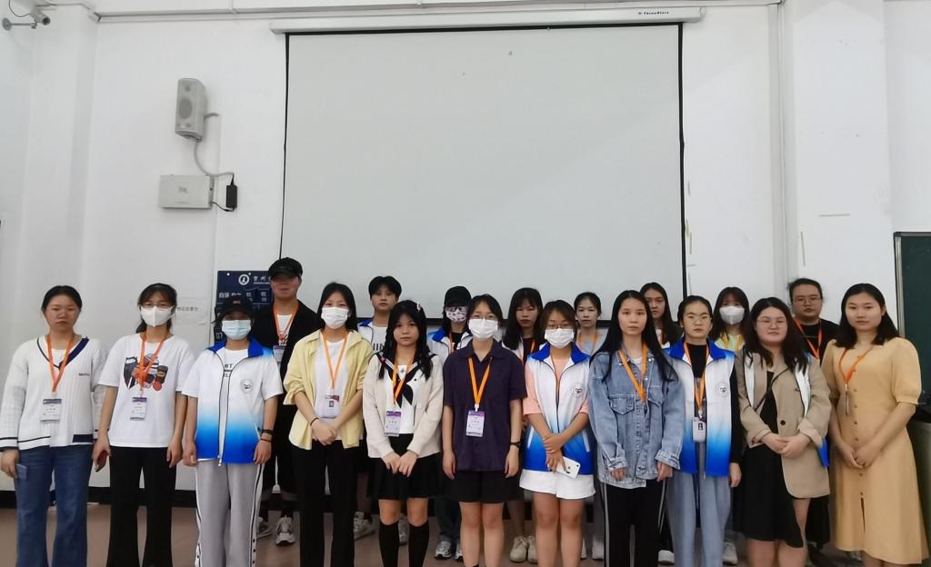 图为青协志愿者和学生第二党支部志愿者合照