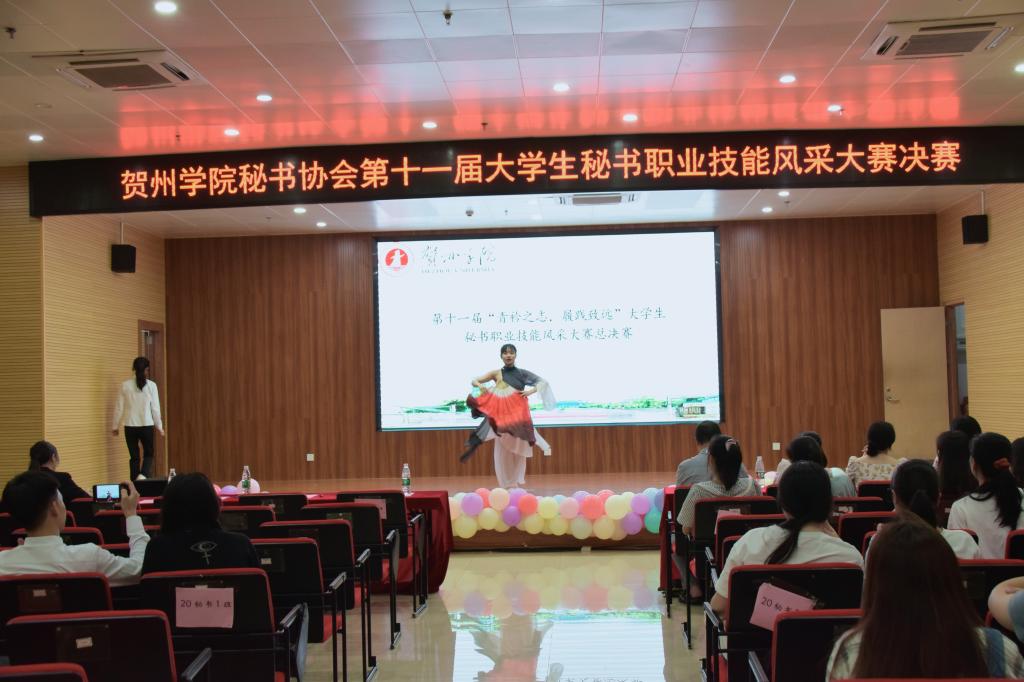 参赛选手在进行才艺表演
