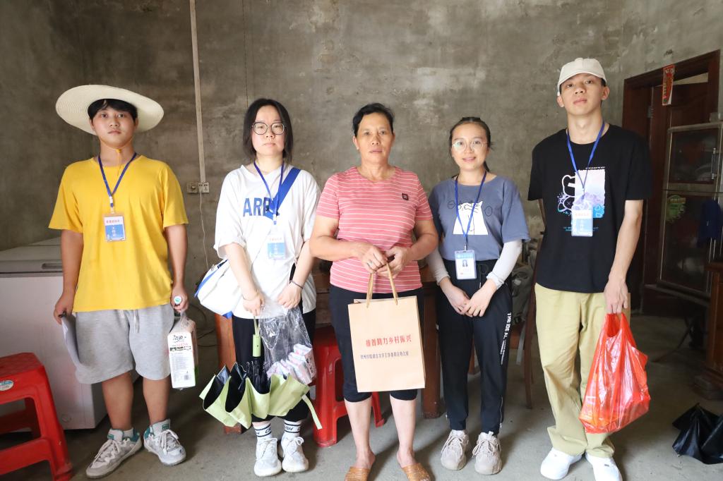 图为实践团成员与村民合影