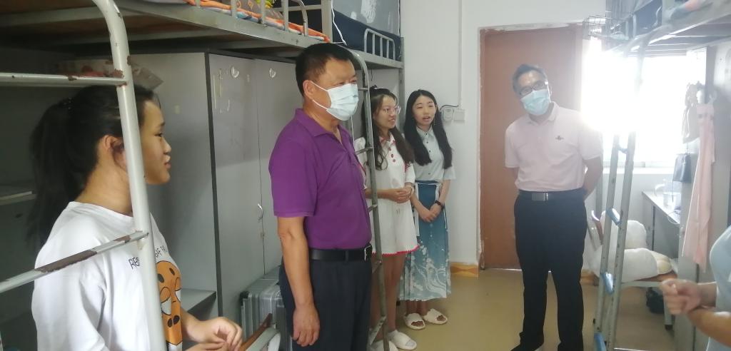 学校党委王源平书记(左二)、毛芳才副书记(右一)深入西校区学生宿舍看望新生