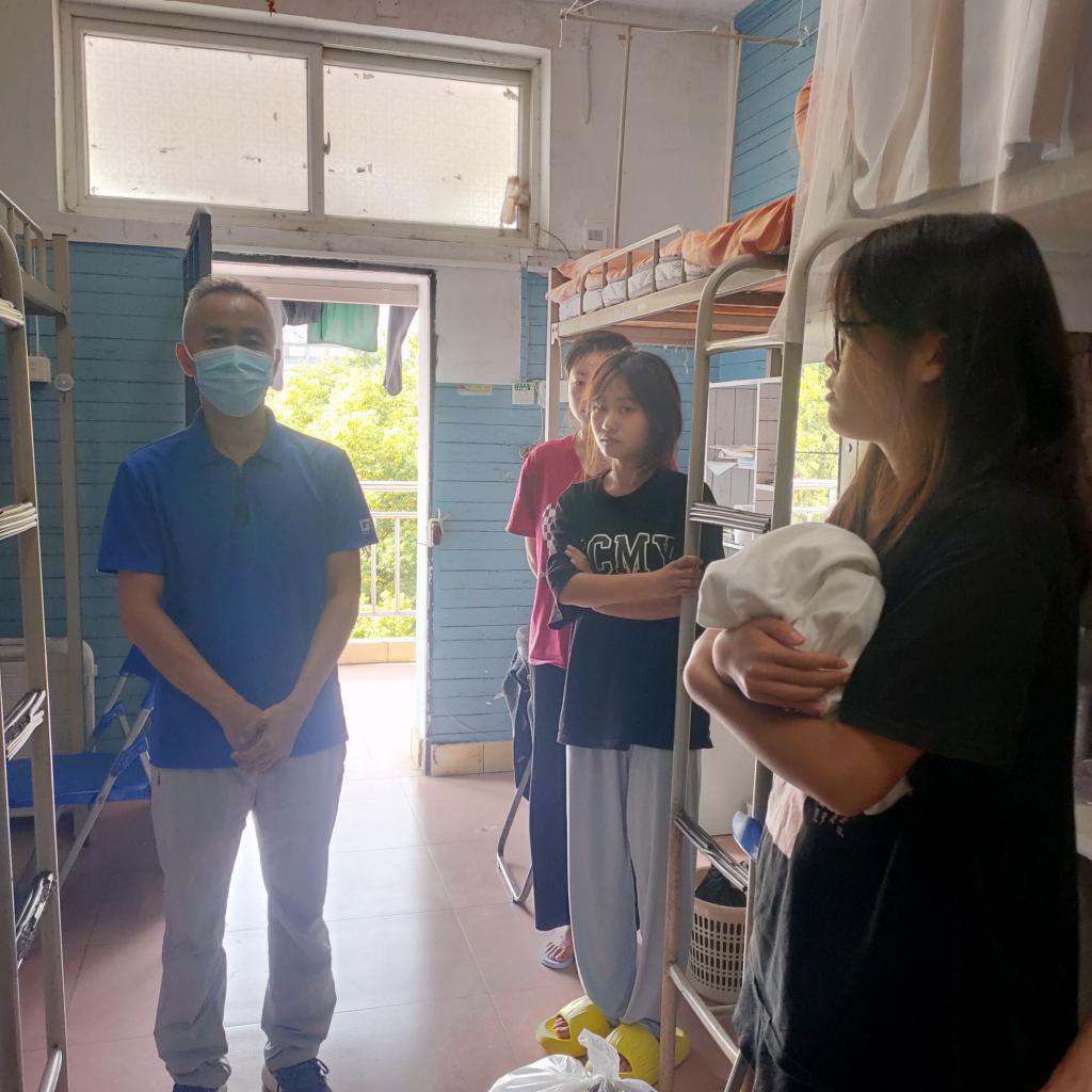 我们付煜院长深入西校区学生宿舍看望新生