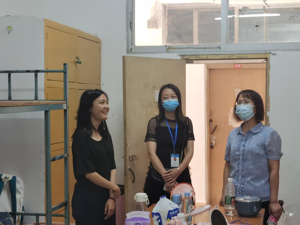 黎琼锋副校长(右一)深入东校区学生宿舍看望新生