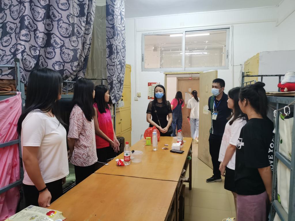我们何婷书记深入东校区学生宿舍看望新生