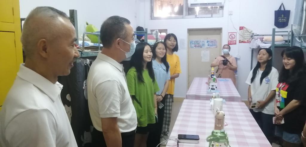 吴郭泉校长(左二)深入东校区学生宿舍看望新生