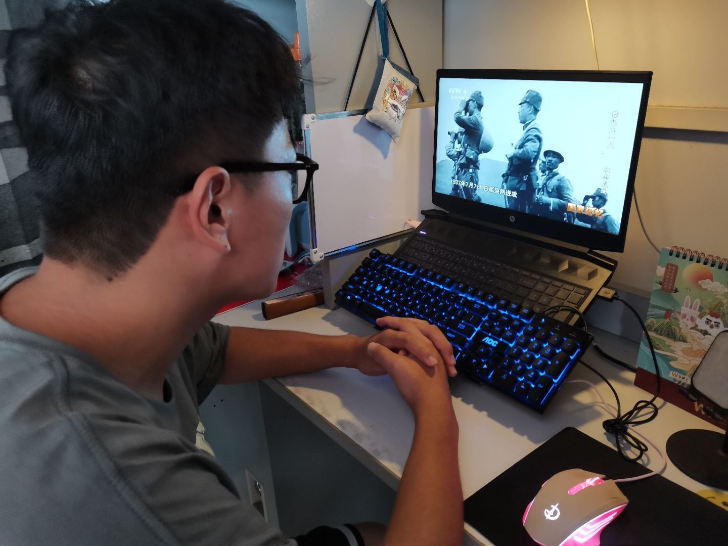支部成员观看纪录片《铭记九一八》剪影