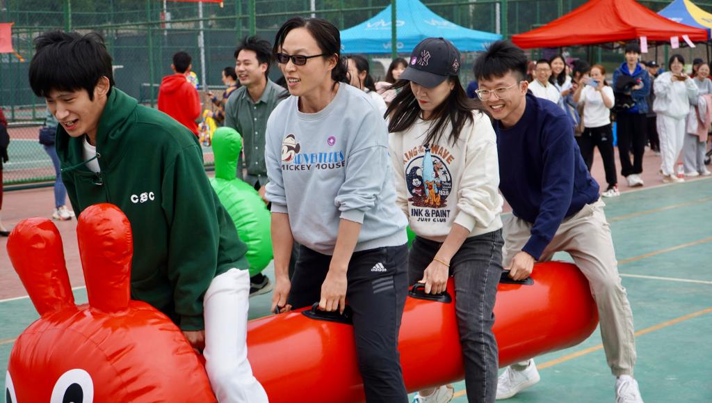 “毛毛虫”竞步走