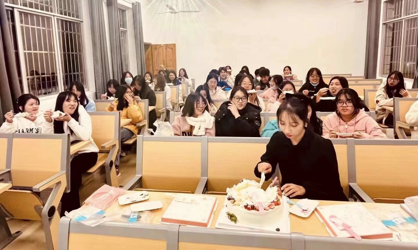 图为同学在切蛋糕