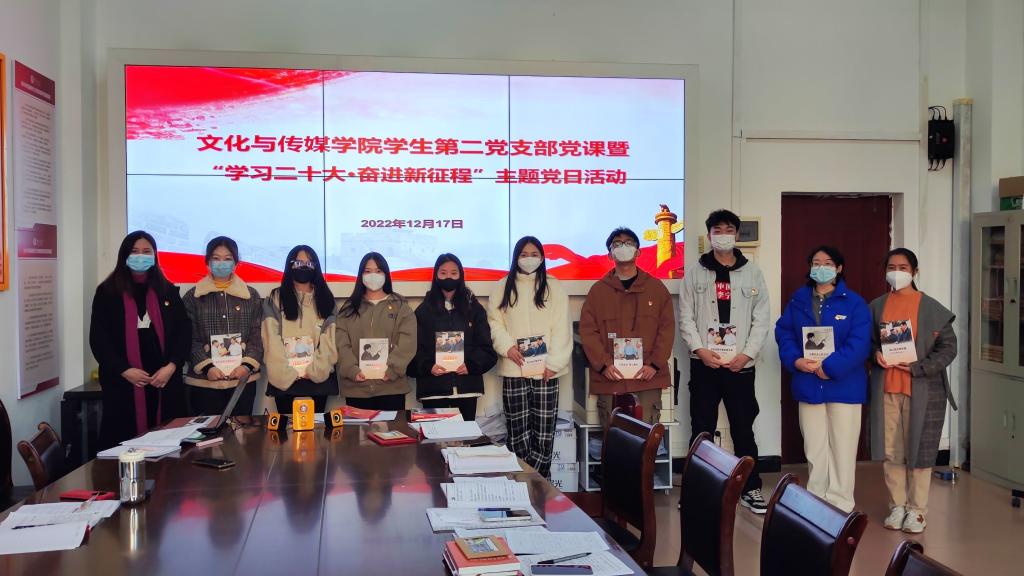 图为颁发书籍现场