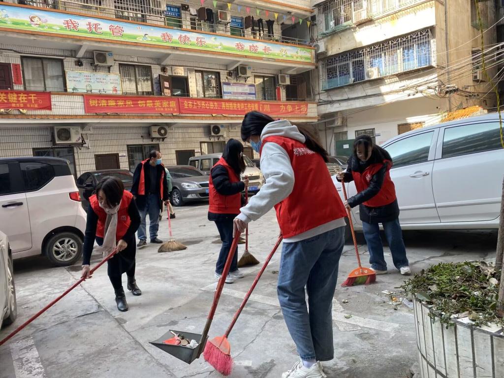 图为支部同志参加志愿服务活动