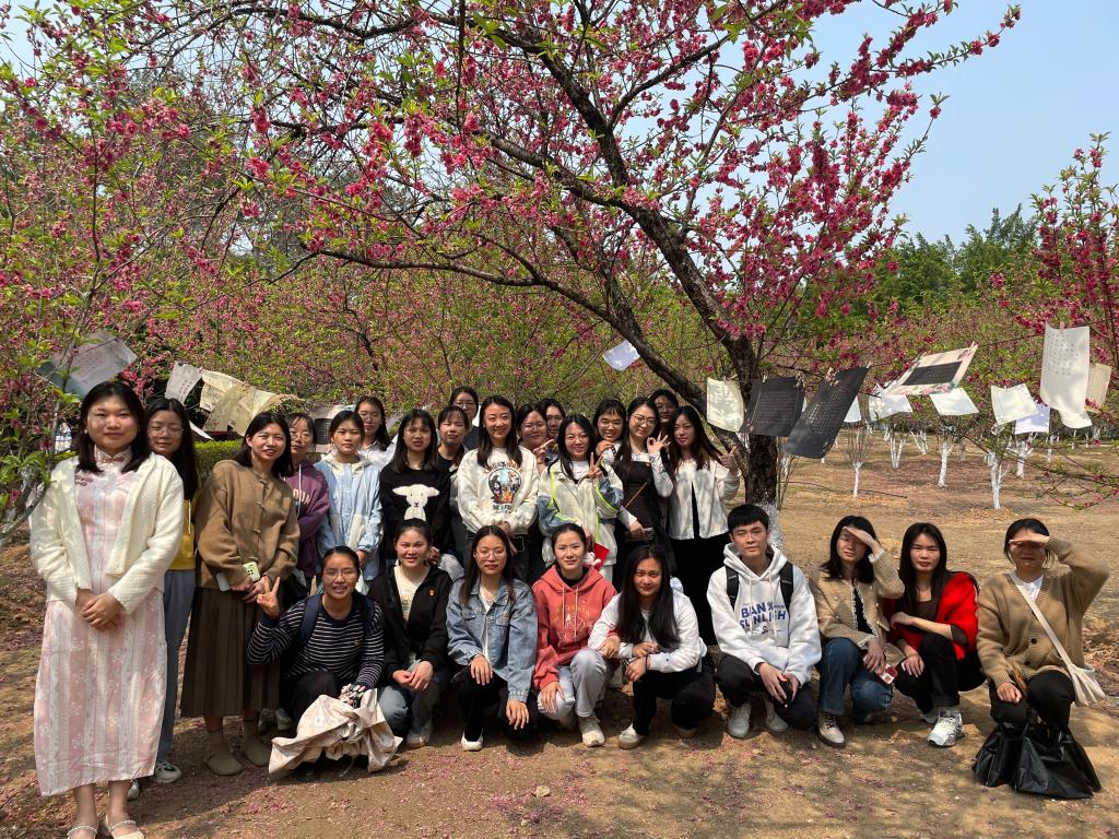 图为活动现场合照