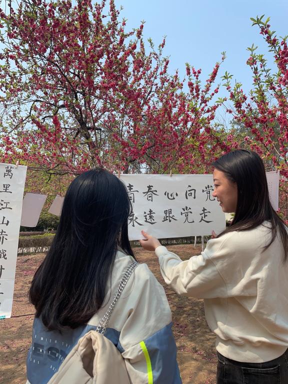 何婷书记(右一)参观学生书法作品