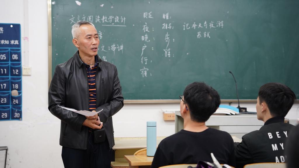 图为付煜院长(左一)在授课