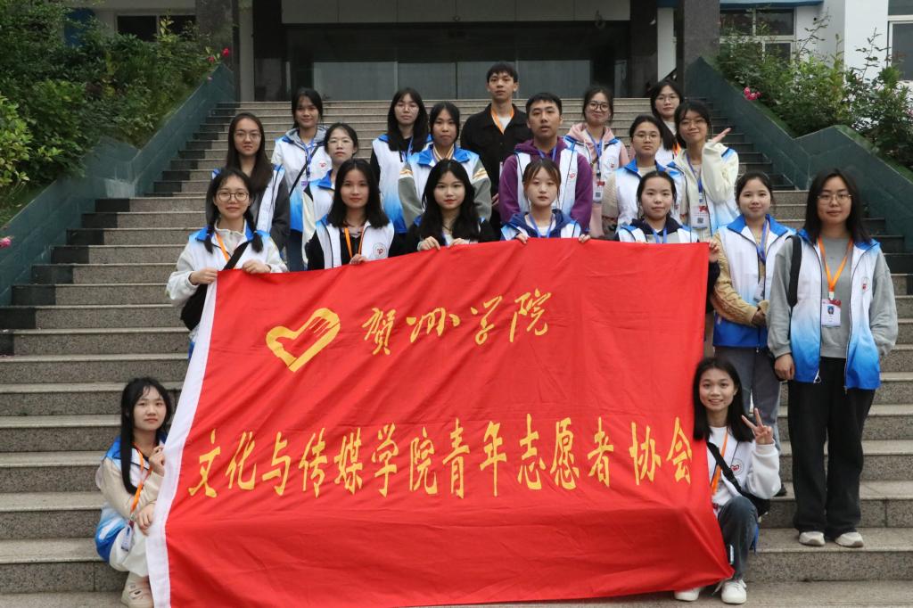 图为志愿者们在养老院门前的合影