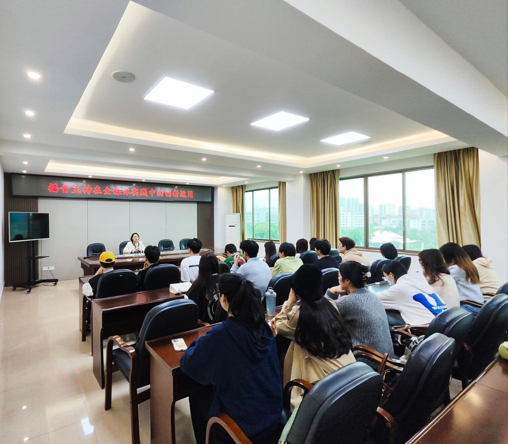 图为讲学活动现场
