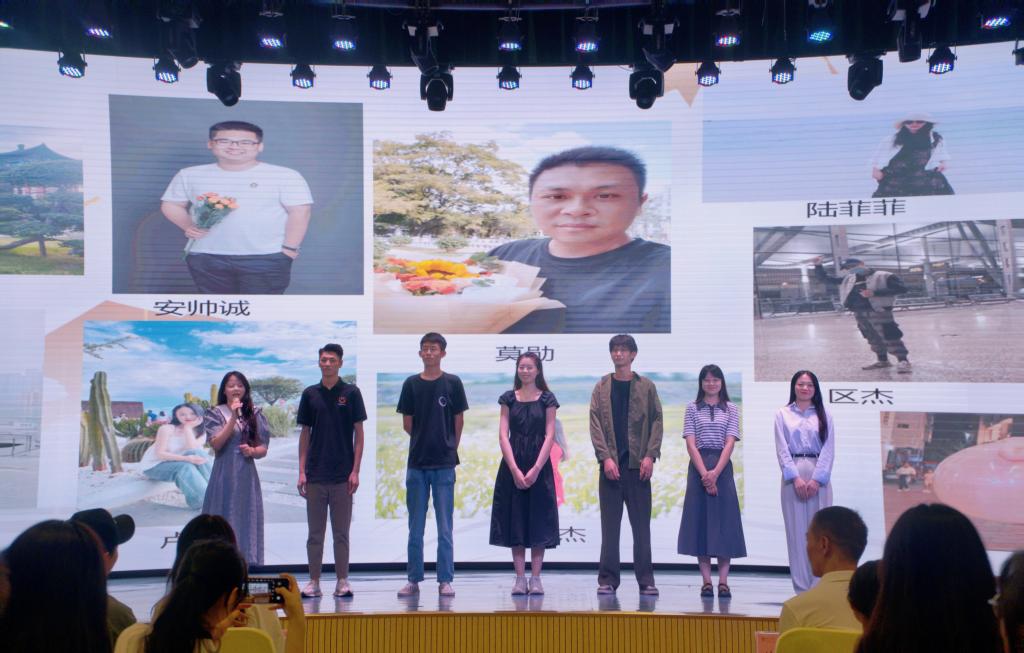 学工队伍与新生见面