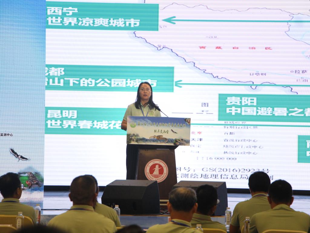 图为李宁老师作报告现场