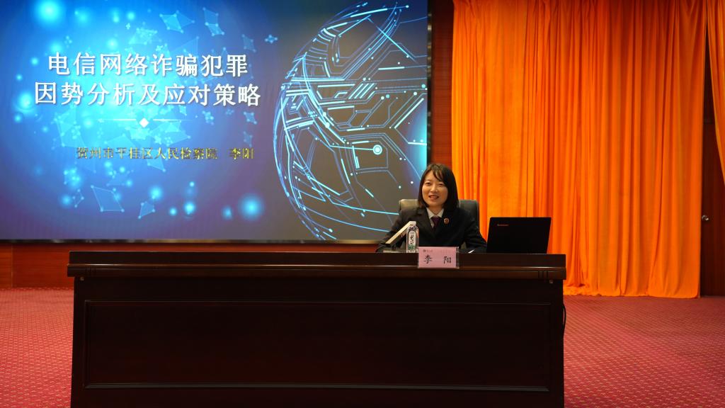 图为李阳副书记在讲解