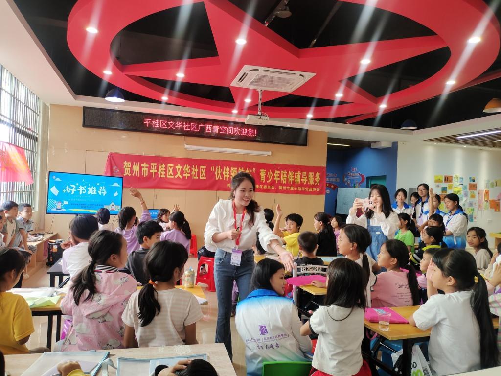 图为青协志愿者开展阅读分享课堂活动